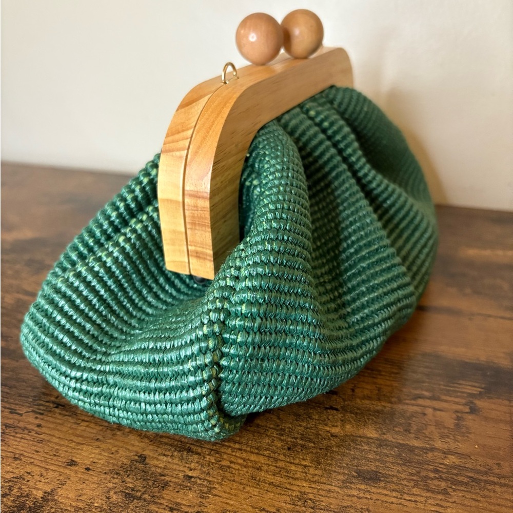 Urban Expressions | Green Clutch with Wooden Handle - Picture 4 of 8